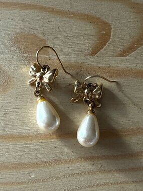 Vintage Gold Bow Faux Pearl Drop Dangle Earrings Coquette Balletcore Dainty